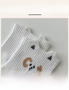 Détail de la bordure côtelée élastique sur des chaussettes chat avec oreilles 3D