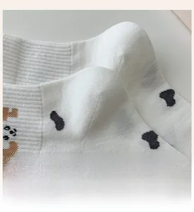 Gros plan du talon renforcé et du motif cœur sur des chaussettes en maille côtelée
