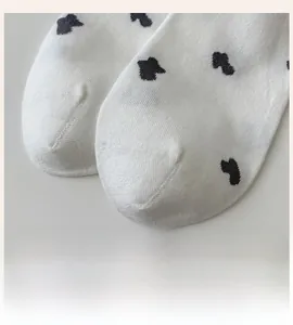 Détail de la couture plate aux orteils sur chaussettes en coton à cœurs