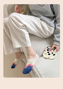 Detail of low-cut invisible socks for women featuring polka dot patterns and heart motifs