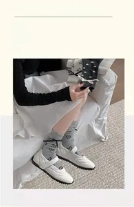 Détail de chaussettes à nœud et cœur portées avec des Mary Janes à plateforme