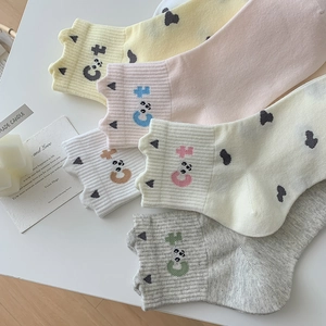 Lot de cinq paires de chaussettes en coton pastel avec broderie et bords ondulés