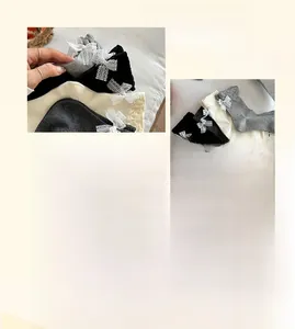 Dettaglio di calze in cotone pettinato con trama a maglia e fiocco in pizzo sul bordo