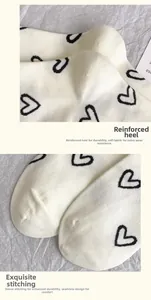 Détails du talon renforcé et pointe sans couture sur chaussettes crème à cœurs