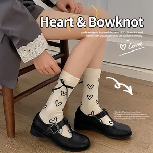 Chaussettes mi-mollet ivoire à motif cœur, nœuds en satin noir et Mary Janes