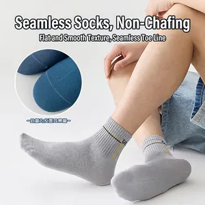 Men's striped athletic socks in grey with seamless toe detail and ribbed cuffs
