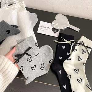 Chaussettes grises et blanches à motif cœur avec nœuds en ruban style ballet