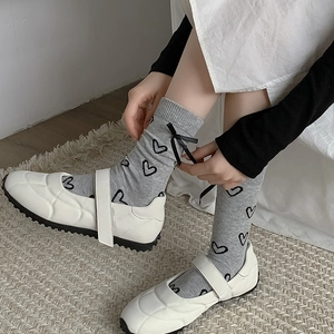 Chaussettes grises style balletcore avec motifs cœurs et nœuds en ruban noir