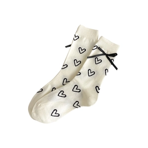 Chaussettes mi-mollet blanc crème avec motifs cœurs noirs et nœuds en ruban de soie