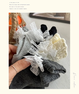 Dettaglio di calze di cotone grigie nere e beige con bordo in pizzo bianco fine