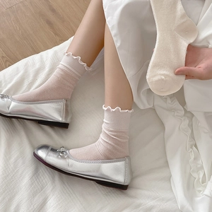 Calze a rete traspiranti con bordo a volant in rosa e bianco per lo stile estivo