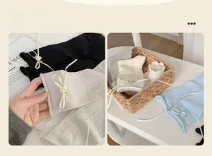 Dettagli di calze a treccia con fiocchi di nastro e applicazioni floreali in rilievo 3D