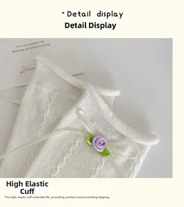 Dettaglio di calze bianche con rose di seta viola e fiocchi in nastro di seta