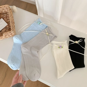 Calze da donna in maglia con nastri e fiori nei colori azzurro, grigio, panna e nero