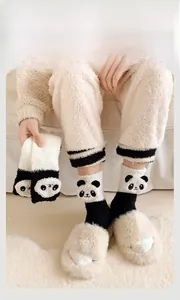 Détail de chaussettes en polaire corail panda avec oreilles 3D et texture douce