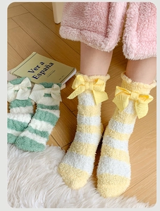 Détail de chaussettes en molleton corail à rayures avec nœud pour chaleur hivernale