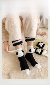 Détail de chaussettes panda en polaire corail montrant l'élasticité et la douceur hiver