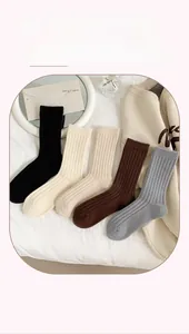 Primo piano di cinque paia di calze spesse in maglia a coste in colori autunnali