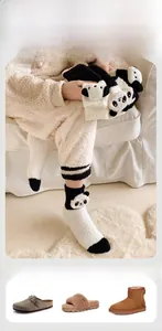 Chaussettes panda en polaire corail portées avec une tenue d'intérieur d'hiver