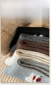 Gros plan de chaussettes épaisses en laine à côtes tricotées en couleurs variées