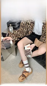 Detailansicht von Socken mit Leopardenmuster aus Baumwollmix mit modischem Tiermuster