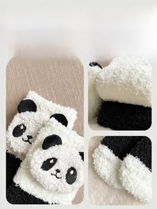 Détail de la broderie panda sur chaussettes en velours corail noir et blanc de qualité