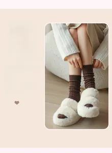 Dettaglio pantofole orsetto in peluche panna con calze termiche a coste marroni