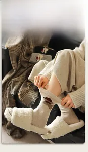Détail du bord-côte haute élasticité sur chaussettes en laine avec jacquard d'ours