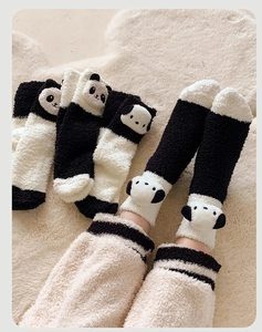 Gros plan détaillé des chaussettes en molleton corail panda avec oreilles 3D douces