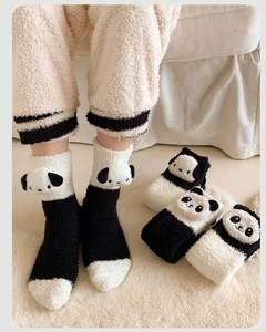 Gros plan sur le tissu polaire corail et le détail panda 3D des chaussettes d'hiver
