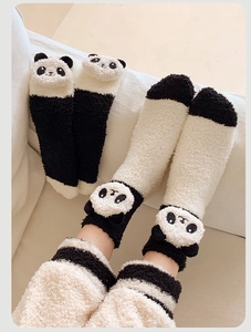 Détail des chaussettes panda en velours corail épais avec breloque tête d'ours en 3D