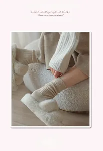 Dettaglio di calze in cotone a coste beige ad alta elasticità con morbide pantofole da casa