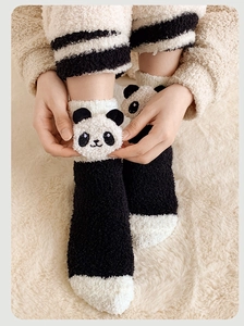 Détail de chaussettes panda en polaire corail avec broderie 3D sur peluche douce