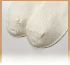Nahaufnahme weißer Baumwollsocken mit gerippter Struktur und verstärkter Fußspitze