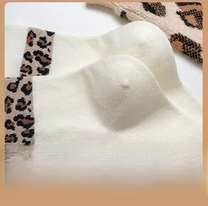 Nahaufnahme von Strickstrümpfen mit Leopardenmuster, verstärkter Ferse und Rippenstruktur