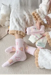 Nahaufnahme rosa flauschige Thermosocken mit süßem Hundemuster und weichem Fleece