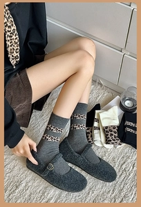 Details der Socken mit Leopardenmuster und Mary-Jane-Schuhen aus weicher Baumwolle