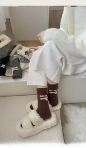 Détail de chaussettes en laine chaudes avec motif ours mignon et texture douce