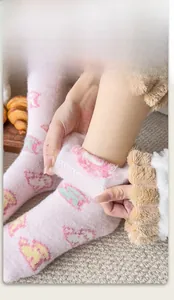 Detailansicht der elastischen Rippbündchen an rosa Thermosocken aus Korallenvlies