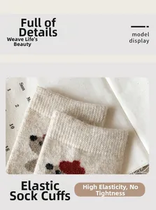 Détail d'une chaussette en laine tricotée avec revers élastique et motif d'ours