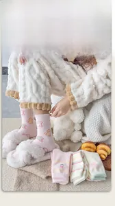 Rosa Fleece-Socken mit Cartoon-Hundemuster kombiniert mit weißen flauschigen Hausschuhen