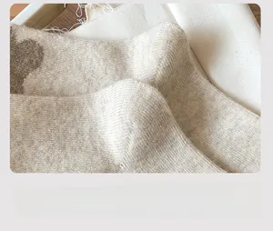 Gros plan du talon renforcé sur des chaussettes en laine chaude à texture tricotée