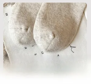 Gros plan sur la couture invisible des orteils et la maille fine de ces chaussettes