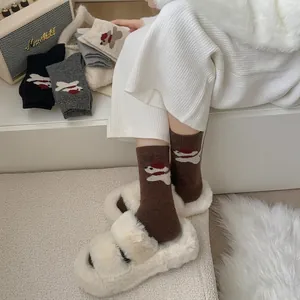 Chaussettes chaudes en laine pour femmes avec broderie de chiot et style minimaliste
