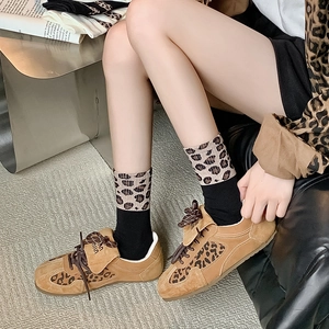 Damen-Sneaker mit Leopardenmuster und passende Socken im modischen urbanen Fashion-Look