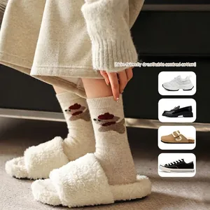Chaussettes en laine pour femmes avec motifs de chien mignons en beige et marron chaud