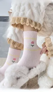 Nahaufnahme dicker rosa Korallenvlies-Socken mit elastischem Bündchen und süßem Eisbärmotiv
