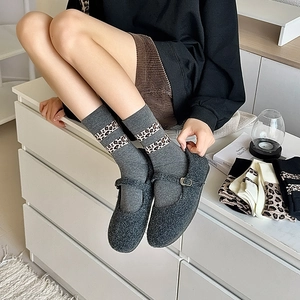 Mittelhohe Baumwollsocken mit Leopardenmuster in Grau und Mary-Jane-Schuhen
