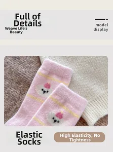 Detail der rosa Strick-Thermosocke mit elastischem Bündchen und niedlichem Hundemotiv