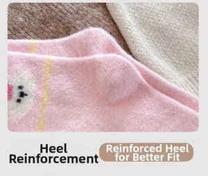 Detailaufnahme der verstärkten Ferse der rosa Socken mit Herz- und Pfotenmustern